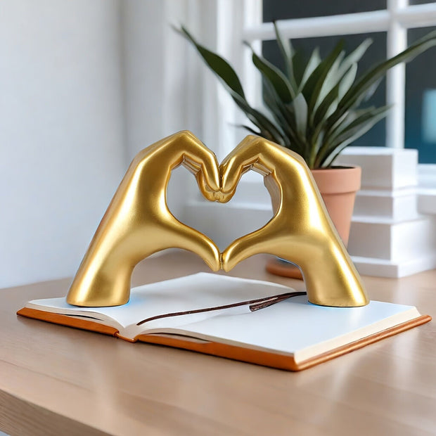 GOLD Elegant Heart-shaped Sculpture: Pure lines capture love, accompanying you in writing tender everyday moments.